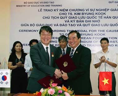 Hàn Quốc trao học bổng cho sinh viên Việt Nam